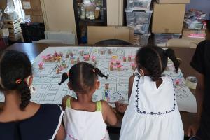 Les enfants des Oliveaux devant la maquette de leur quartier