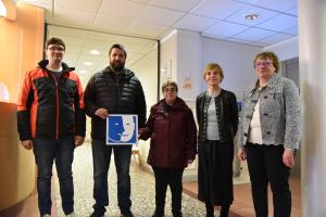 Photo de groupe prise à l'occasion de la remise du label S3A. Sont présents sur la photo : Anne Voituriez, Maire de Loos, des travailleurs de l'ESAT ainsi qu'une représentante de l'association des Papillons Blancs Lille. 