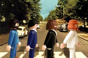 Photo d'une oeuvre de Richard Unglik, mettant en scène les playmobil. Représentation couverture d'un album des beatles. 
