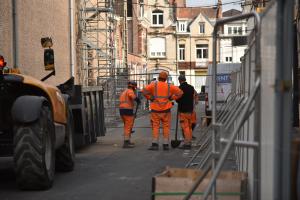 Photo de travailleurs de dos, sur le chantier du nouveau CRC. 