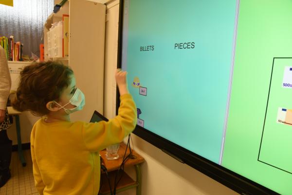 Présentation des écrans numériques interactifs à l'école Sand Daudet