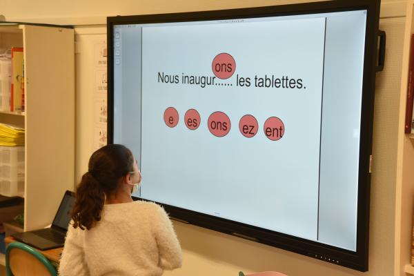 Présentation des écrans numériques interactifs à l'école Sand Daudet