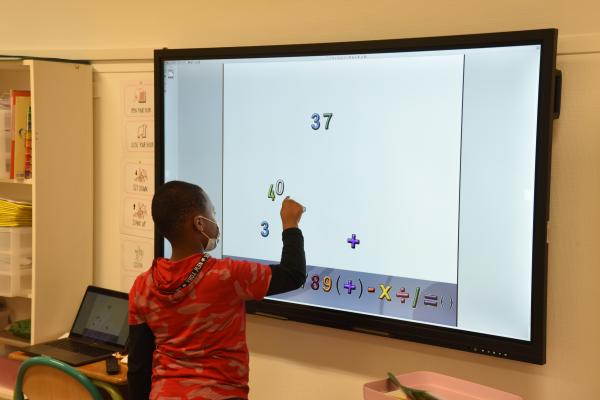 Présentation des écrans numériques interactifs à l'école Sand Daudet