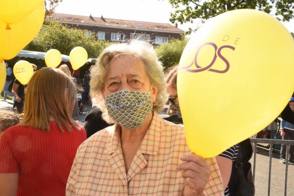 Lâcher de ballons au marché