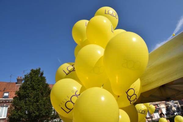 Lâcher de ballons au marché