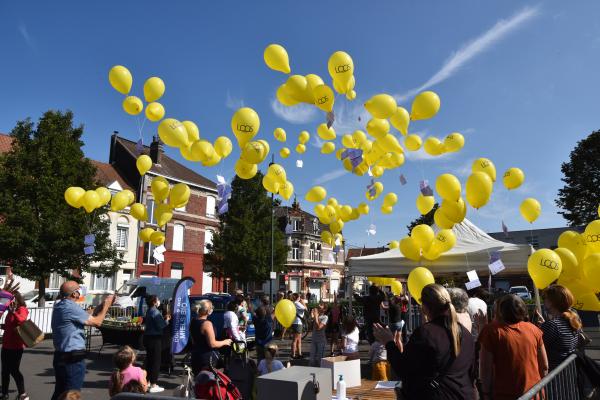 Lâcher de ballons au marché