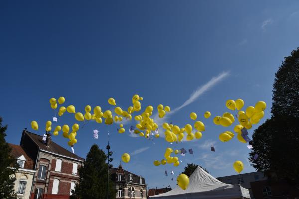 Lâcher de ballons au marché