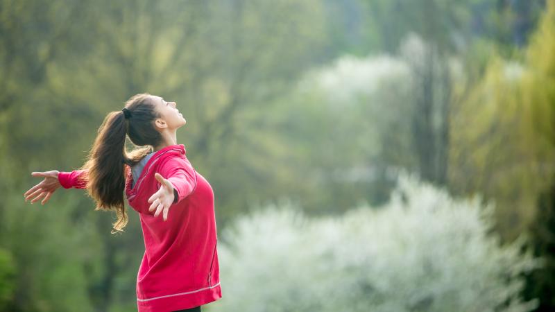 Photo d'une femme respirant l'air frais. 