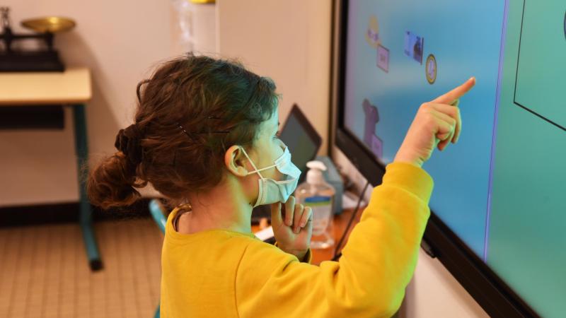 Présentation des écrans numériques interactifs à l'école Sand Daudet