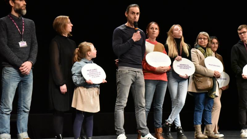 Photo prise lors de la présentation des lauréats et participants durant la cérémonie des vœux. 