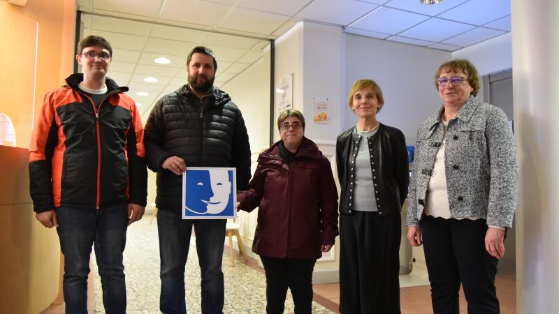 Photo de groupe prise à l'occasion de la remise du label S3A. Sont présents sur la photo : Anne Voituriez, Maire de Loos, des travailleurs de l'ESAT ainsi qu'une représentante de l'association des Papillons Blancs Lille. 