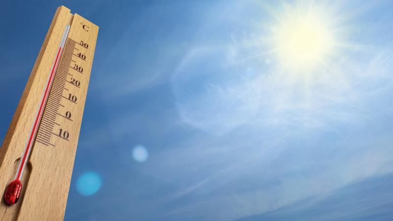 Photo d'un thermomètre devant le soleil 
