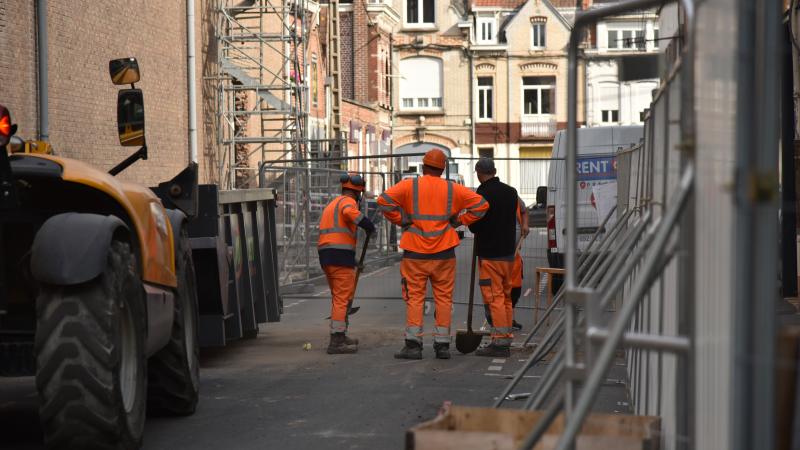 Photo de travailleurs de dos, sur le chantier du nouveau CRC. 